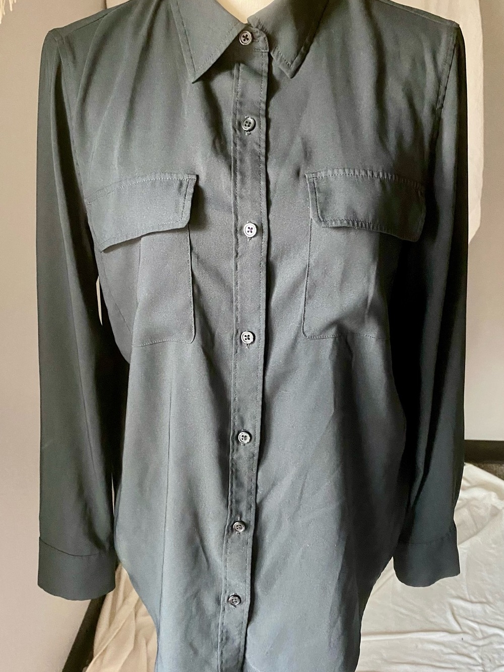 Amazon Essentials Women's Black Button-Down Shirt Utility Pockets size Medium